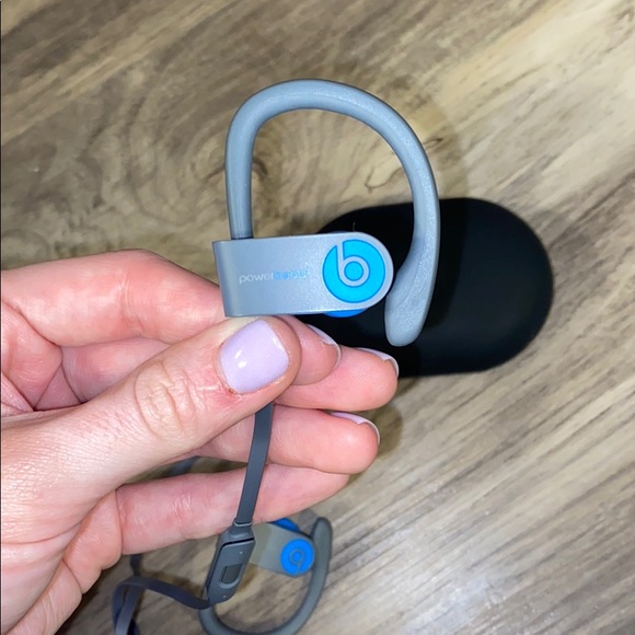 PowerBeats 3 Wireless Headphones with case - Picture 2 of 3